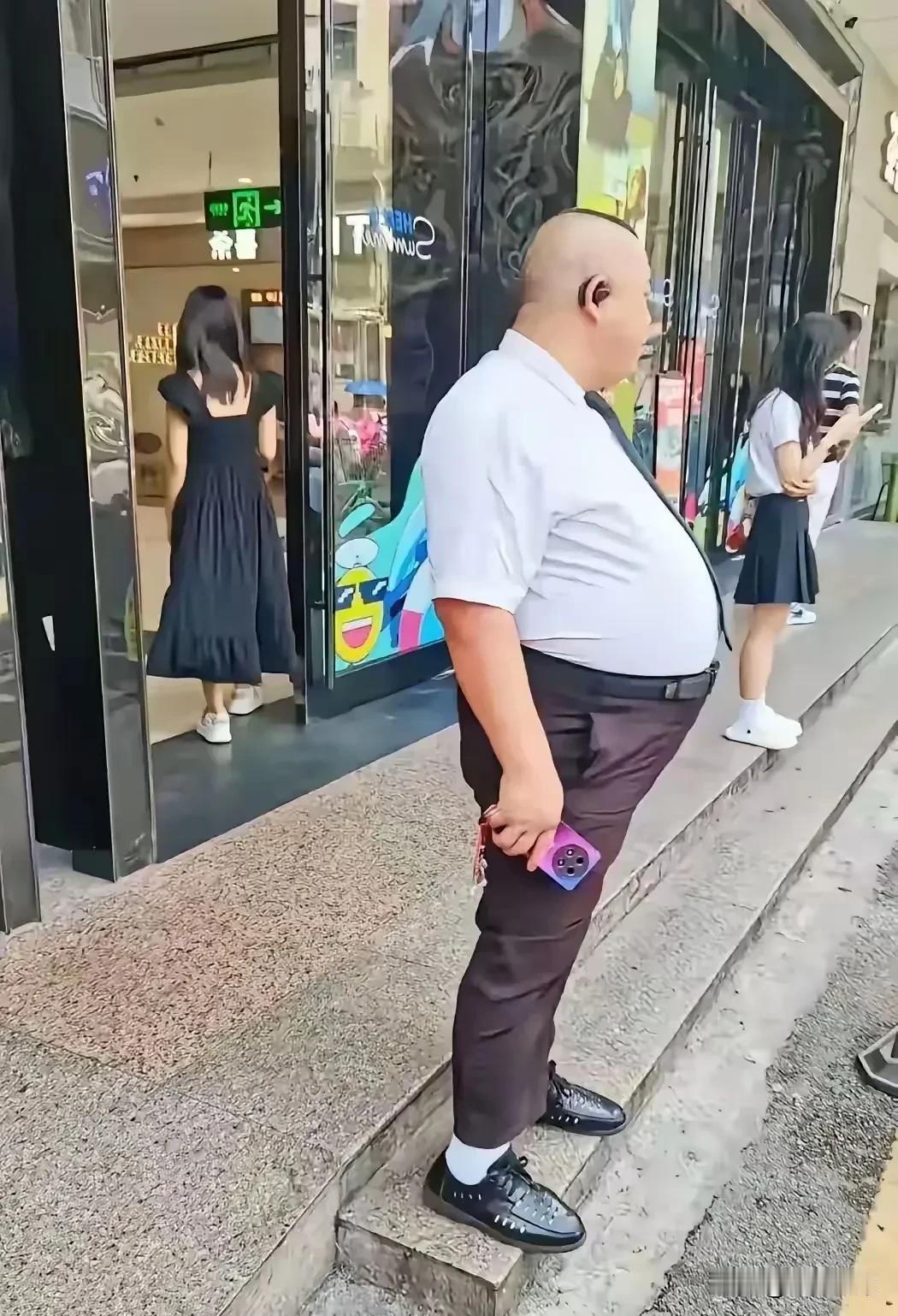 哇塞，太吓人了吧！他的肚子怎么这么大呀？估计他的腰围可能有三米吧？这么大的肚子，