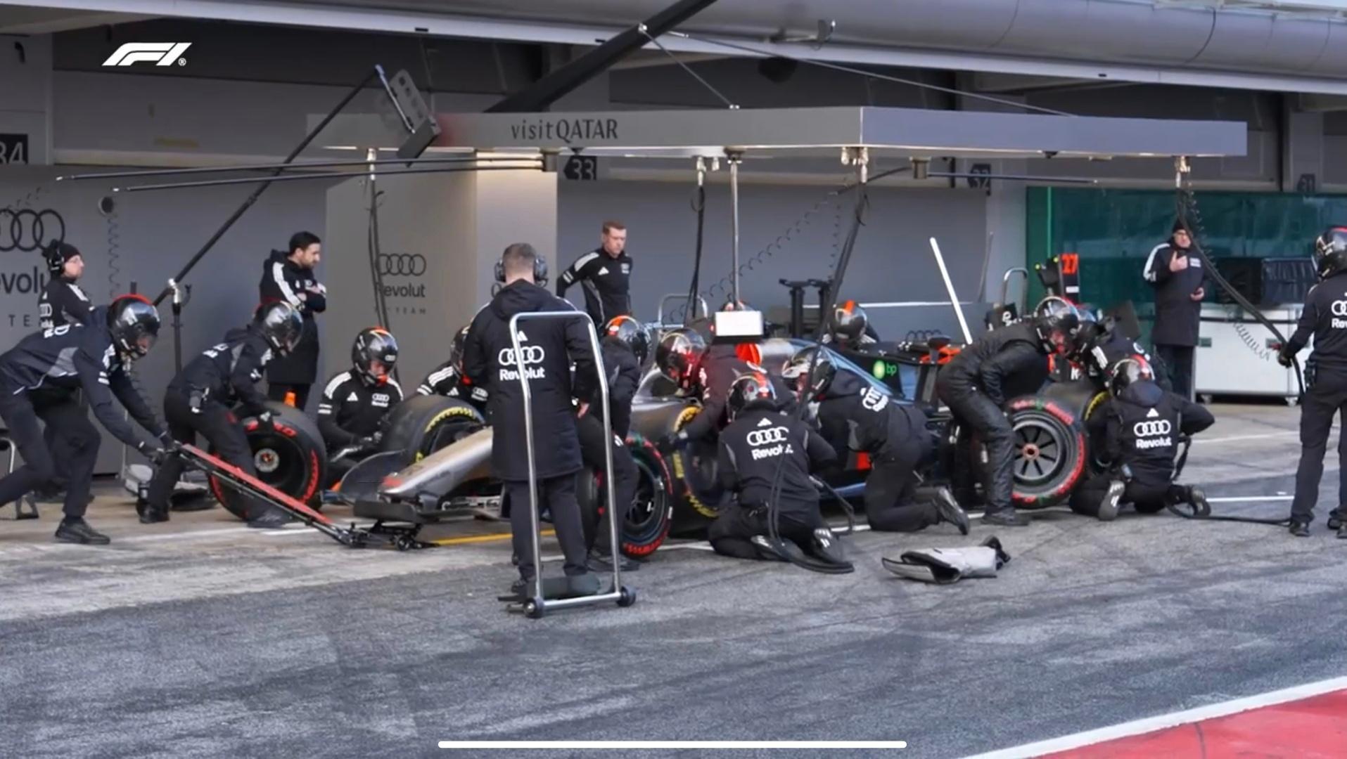 👀奥迪车队在本赛季带来了全新的进站换胎设备（而非沿用此前索伯车队的设备），凯迪