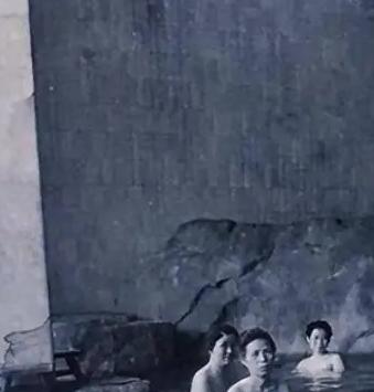 万万没想到！1900年，日本澡堂的模式竟然是男女混浴，双方赤裸相对却丝毫不觉得尴