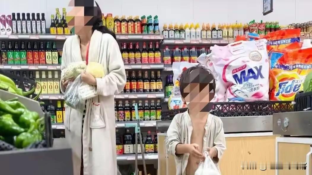 陕西西咸新区三桥街道的街边，有路人拍到一对母子在外游荡。女人身边跟着个三四岁的小