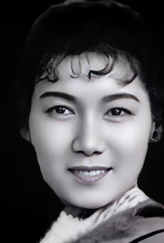 1952年的一天，齐白石已经快90岁了，他不知哪里来的力气，一把将25岁的新凤霞