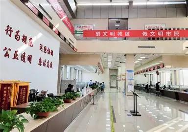 自从看过各类公职人员上班玩手机被偷拍举报、全网通报的新闻后，我在行政服务中心值班