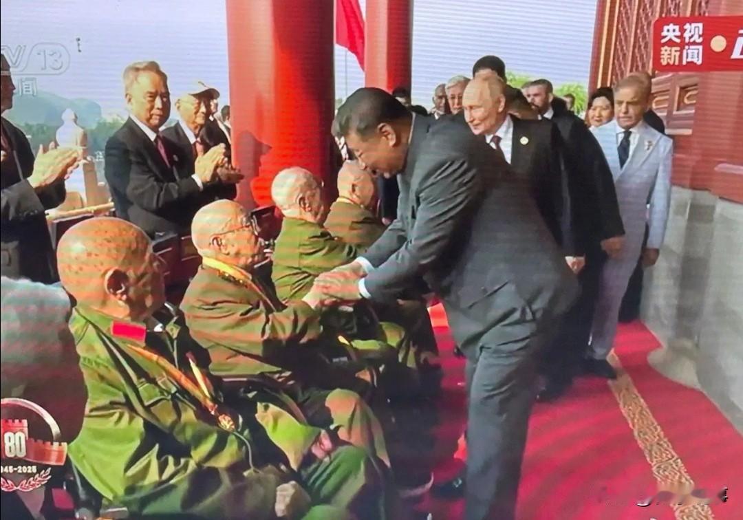 气死我了
气死我了
今天一大早起来看阅兵，结果是年纪大了还是几年不看电视了，调了
