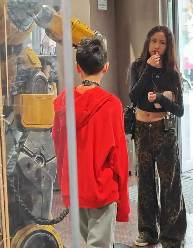 黄磊12岁的女儿黄多多近日被拍到现身环球影城，当天她穿着豹纹露脐装，打扮时尚亮眼