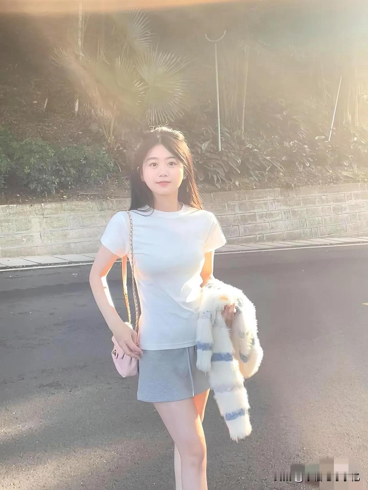 白衣灰裙白鞋，清丽淡雅似仙姿。