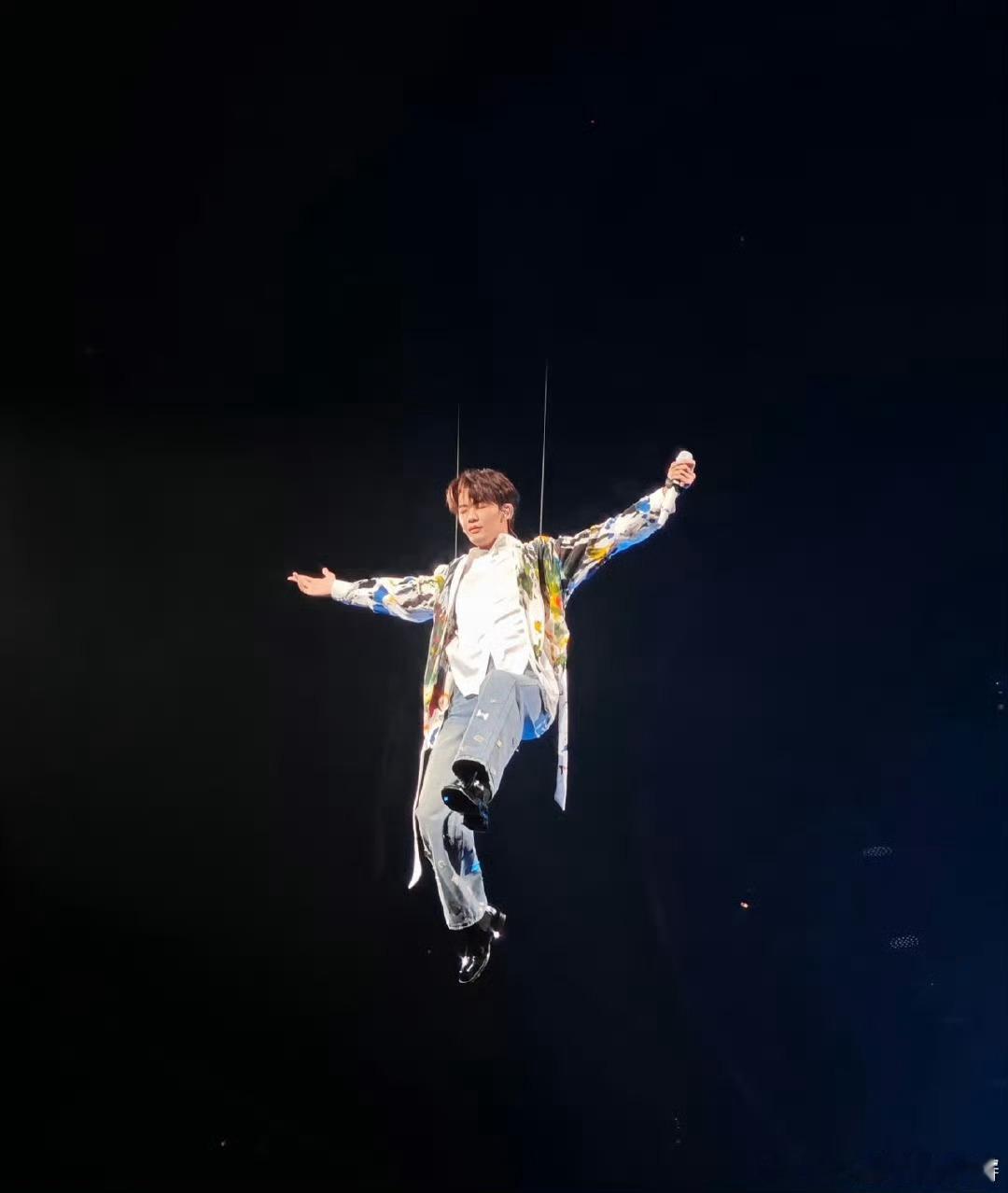 谁干的快把王赫野放下来谁敢把王赫野挂那么高还让他自由发挥？高空唱歌已经够拼，他还