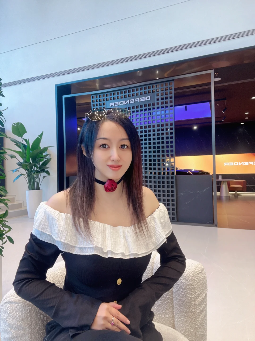 🚗翘班陪男同事出来看车，路虎太酷啦！😎