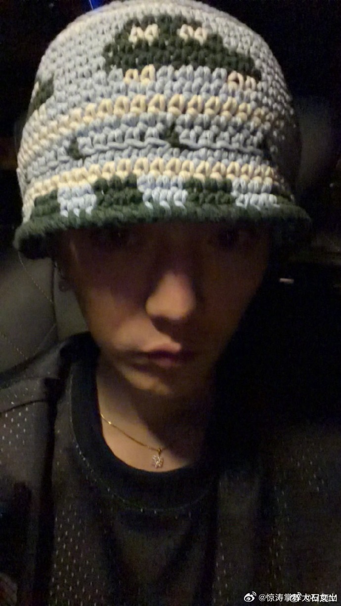 鹿晗发了七张自拍鹿晗晒了七张自拍 鹿晗突然晒七张自拍！怼脸照里细节满分，帅气中带