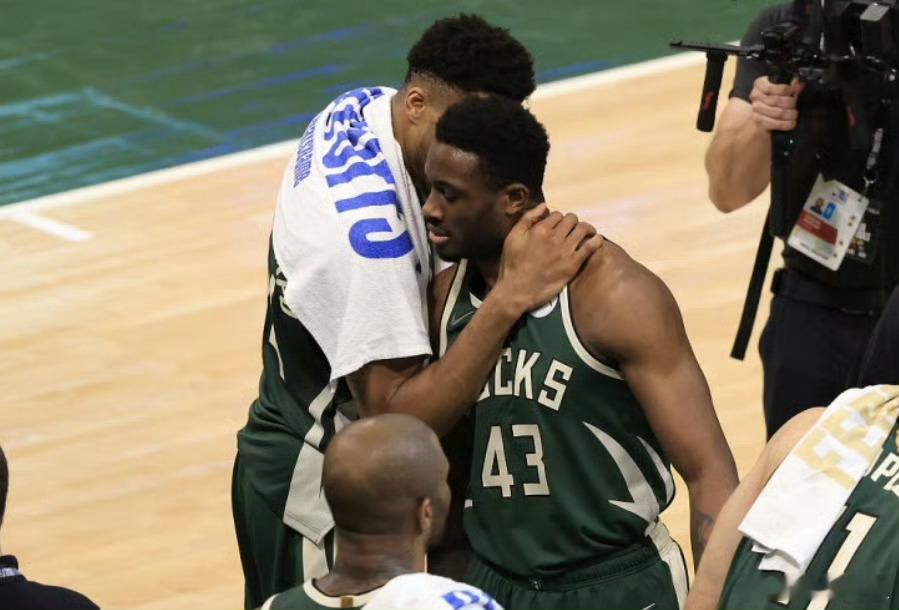 据报道，字母哥的哥哥萨纳西斯1年290万美元保障合同重返雄鹿。ESPN薪资专家B