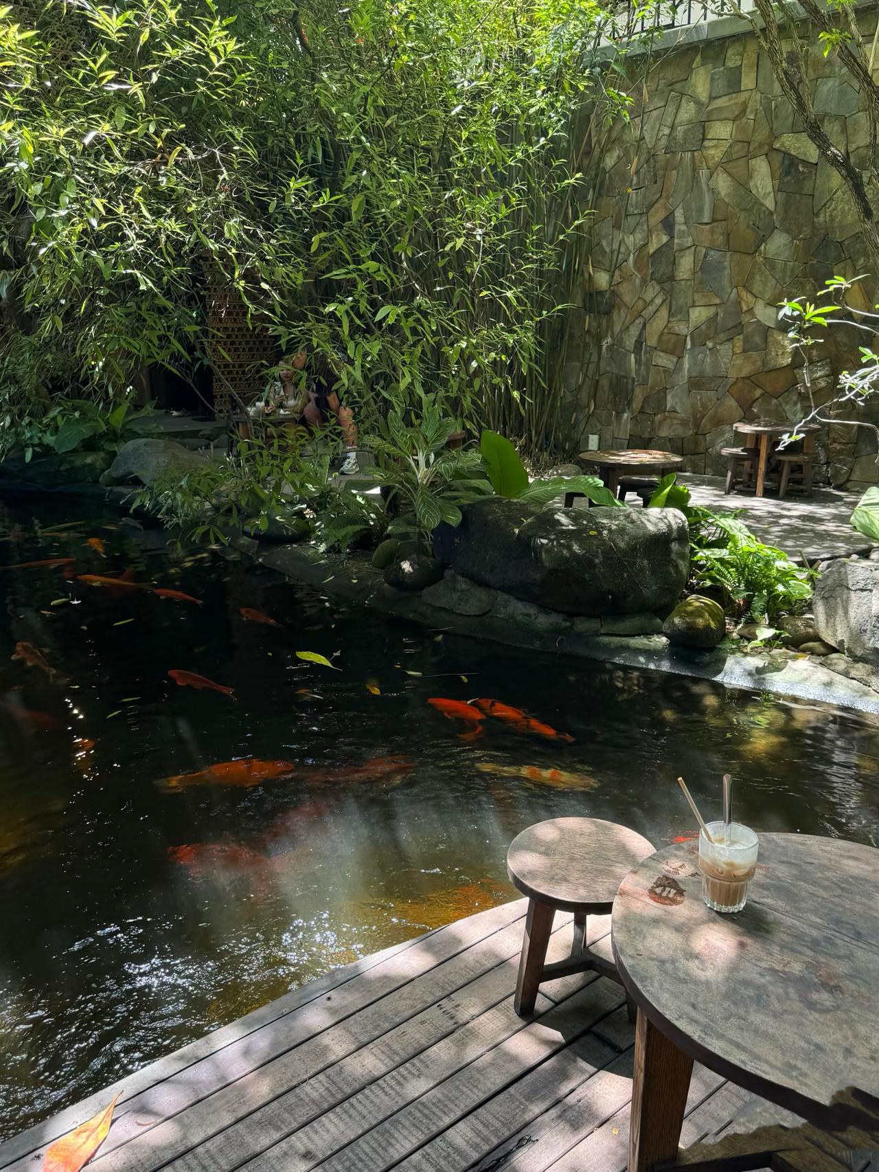 千萬不要買任何經過金融機構包裝過的衍生工具產品。他們至少吃掉50%的利潤，而風險