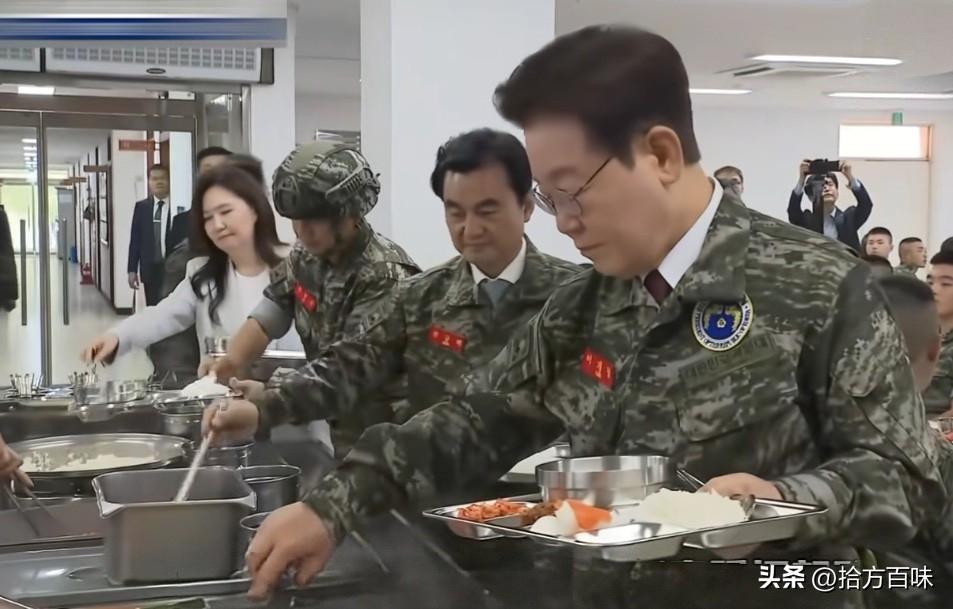 韩国总统李在明视察部队与战士一同就餐，韩国部队的伙食依旧寒酸：米饭、青菜、泡菜…