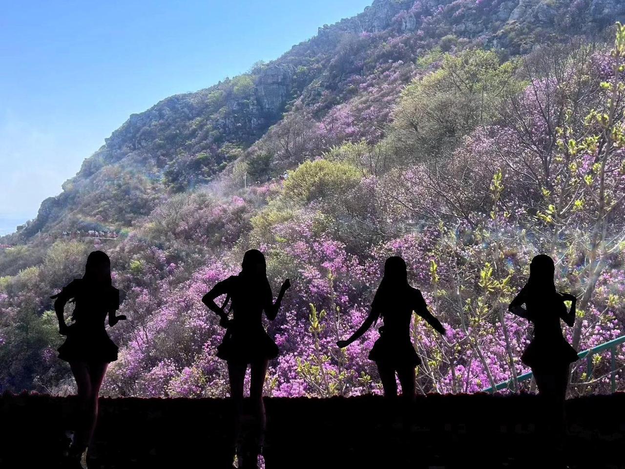 大黑山山顶的风景绝了，站在栈道上吹着风，看远处的城市和山林，心情瞬间舒畅～刚好带