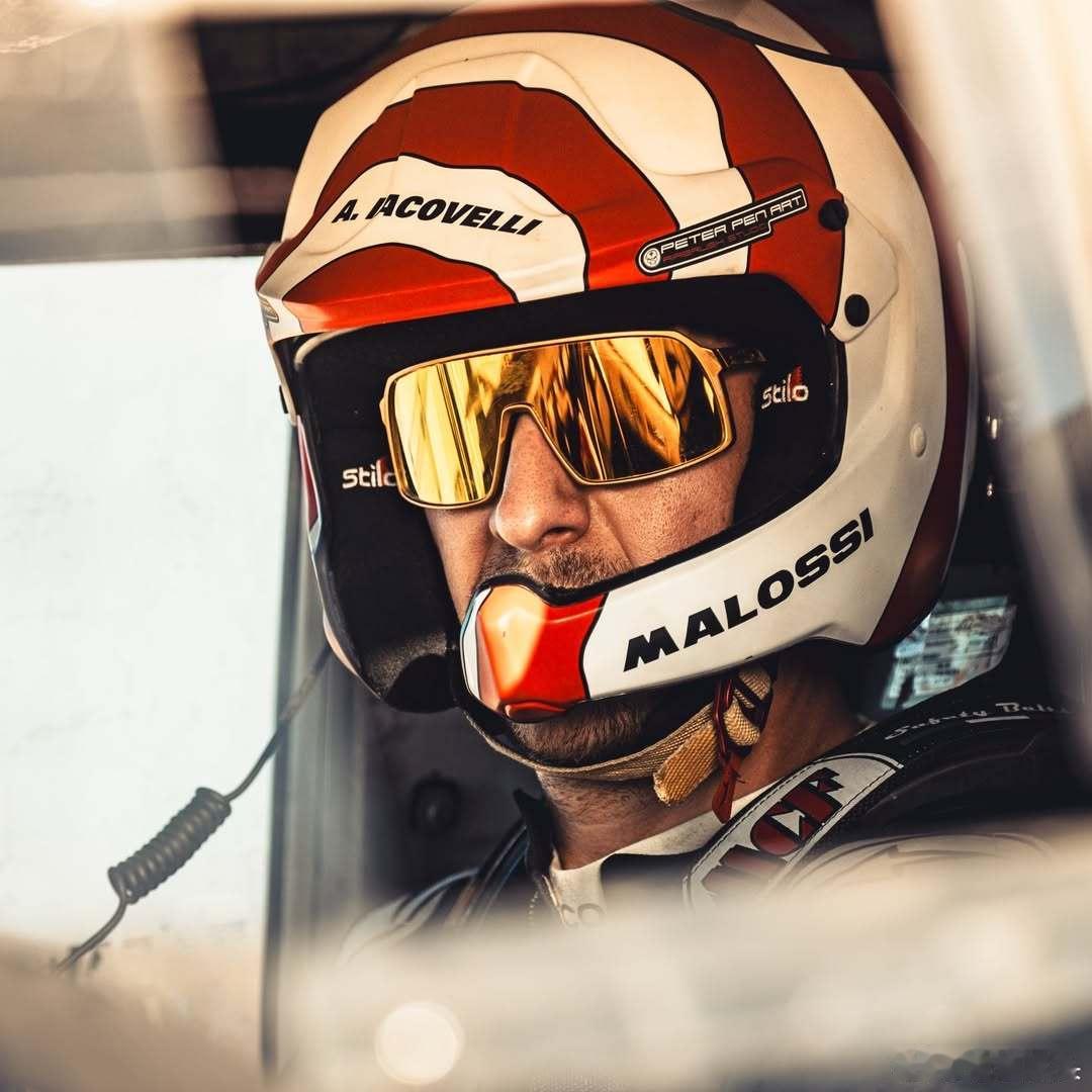 vanlife  在碎石路上行驶了近一万公里，满身尘土，鞋里满是沙子，和伙伴一起