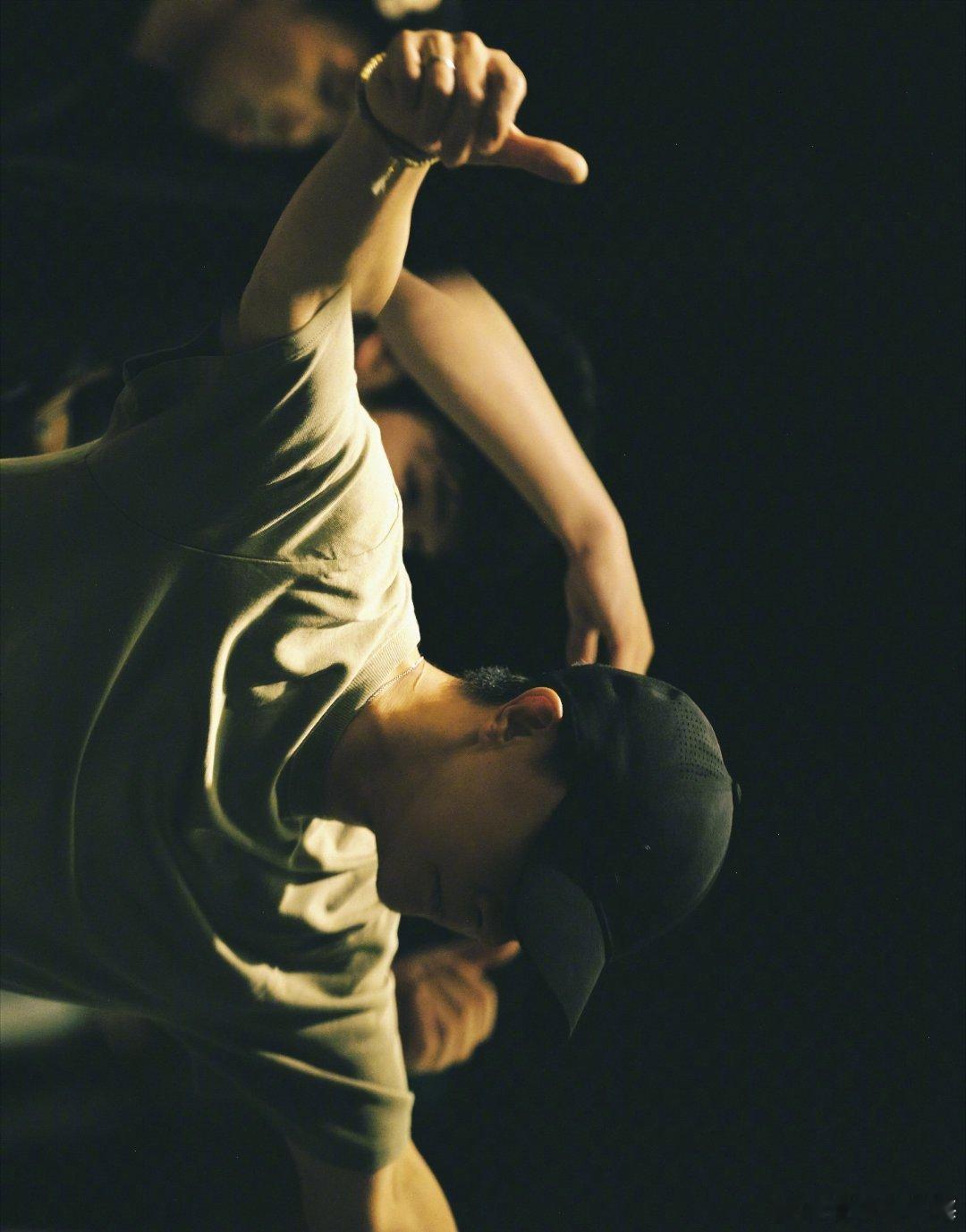 韩庚广州站歌迷想听的都有年少时为他心动，长大后看他家庭美满、岁月静好，原来庚饭的