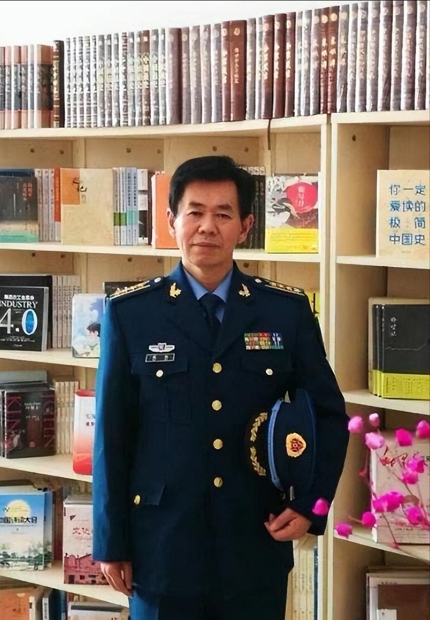 [微风]2009年，空军大校戴旭正在和一位年轻的士兵聊上甘岭战役，说到波澜壮阔时