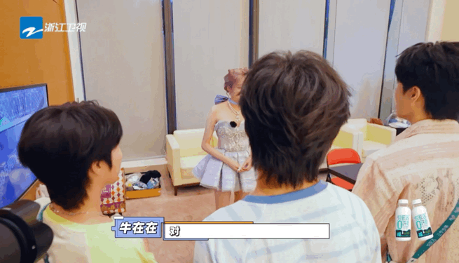 沈腾教牛在在夸关晓彤腿长三个少年 沈腾手把手教穆祉丞、牛在在、许珑瀚夸关晓彤，弟