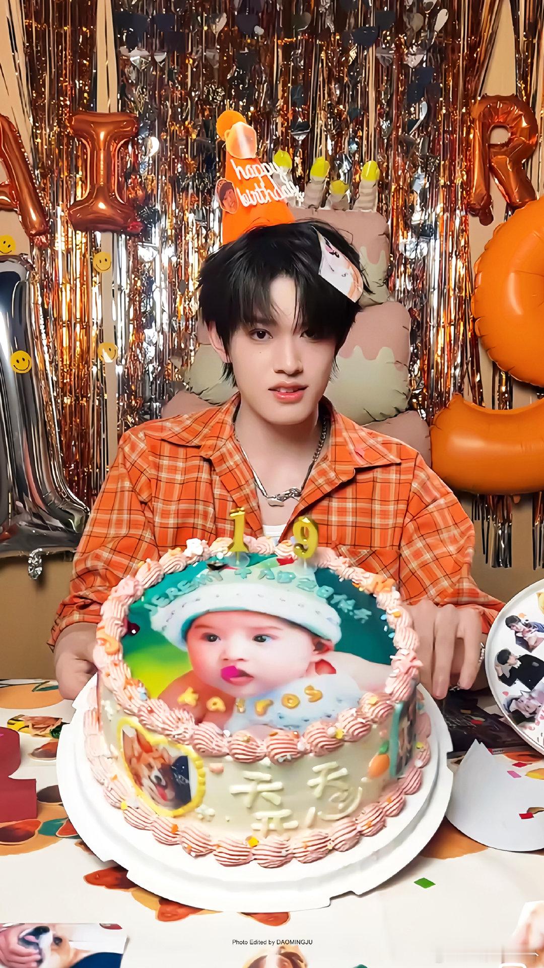 张极蛋糕上是婴儿照 谁懂啊！张极生日蛋糕也太萌了吧，正脸婴儿照直接萌化心 