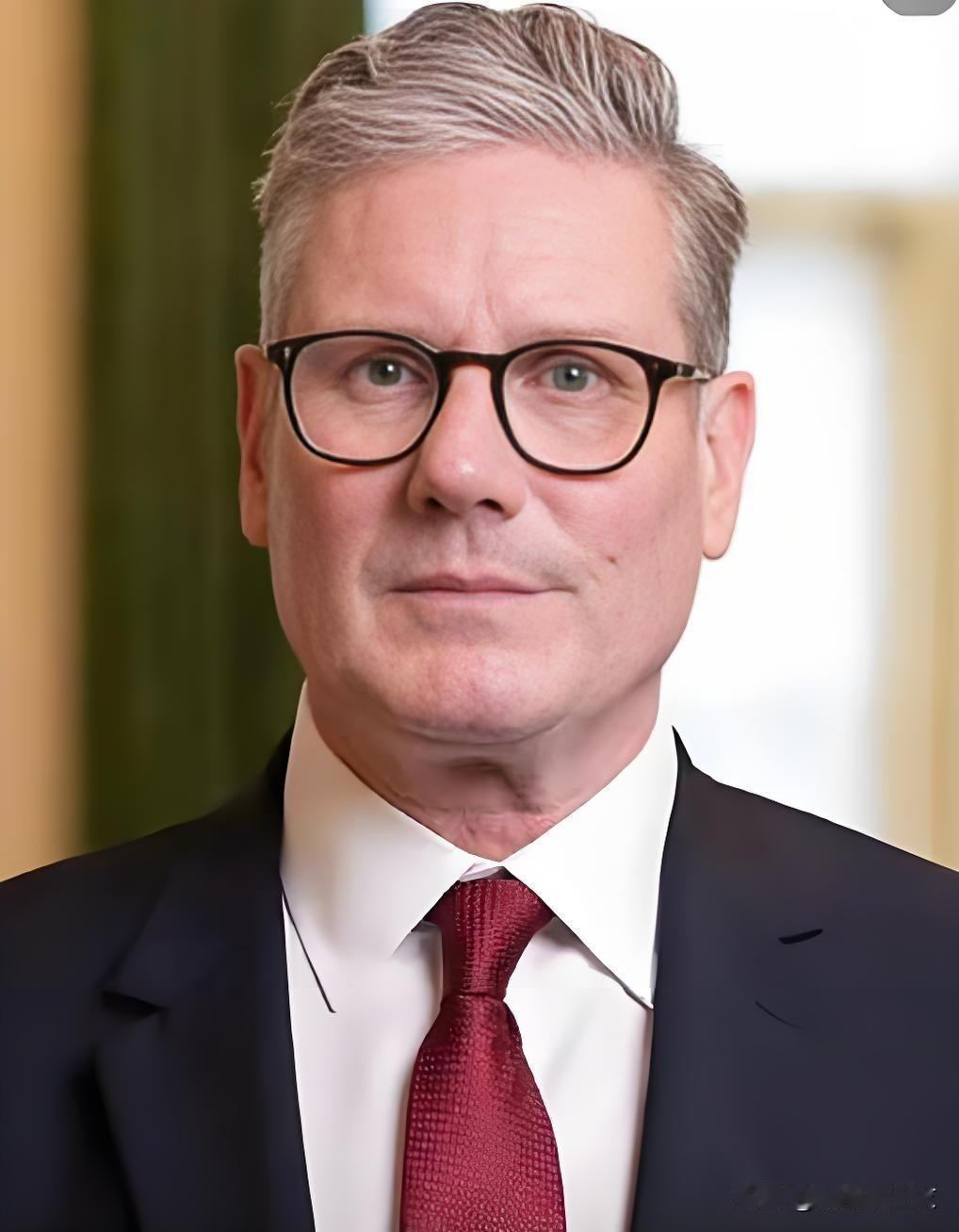 特朗普在平台上发帖称：“基尔·斯塔默将辞去英国首相一职。我祝他安好。”

近日，