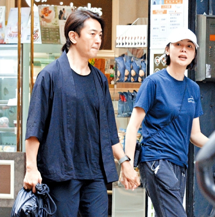 郑伊健丁克原因  郑伊健害怕生小孩  据港媒，在采访中回应不生小孩的原因，坦言看