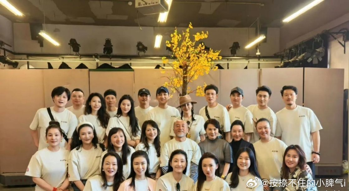 6月4日，刘亦菲素颜参加同学聚会!不得不说，刘亦菲站在同学中间，能看出明显年龄差