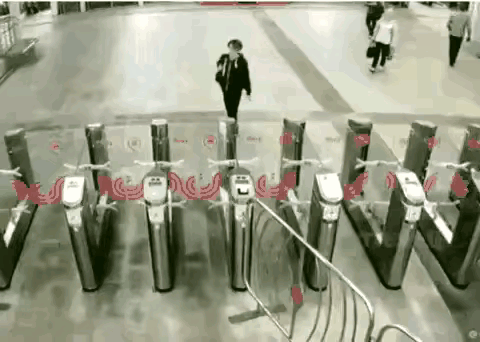 正正常常的闸栏，遇到风风火火的女子，还会那么安稳的在那里行使自己的使命吗？
不知