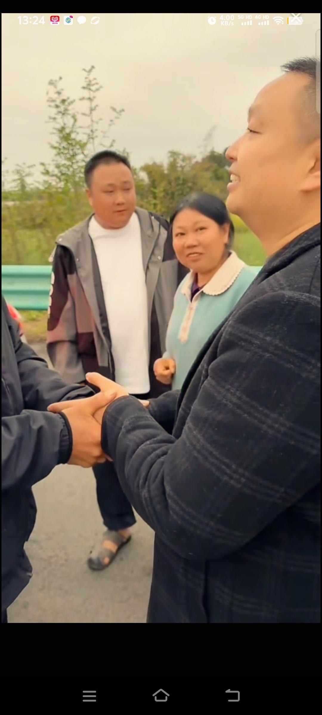 王晓举，当你与父亲家族的亲人相见时，可曾思索过自身的身份？听闻父亲的妻子是妈妈的