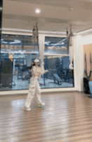 这样容易伤到韧带，不要学，运动还是要穿适合的运动内衣