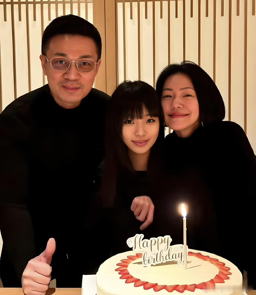 小S为大女儿庆19岁生日 小S夫妇久违同框为大女儿庆生，大女儿漂亮小S许雅钧为大