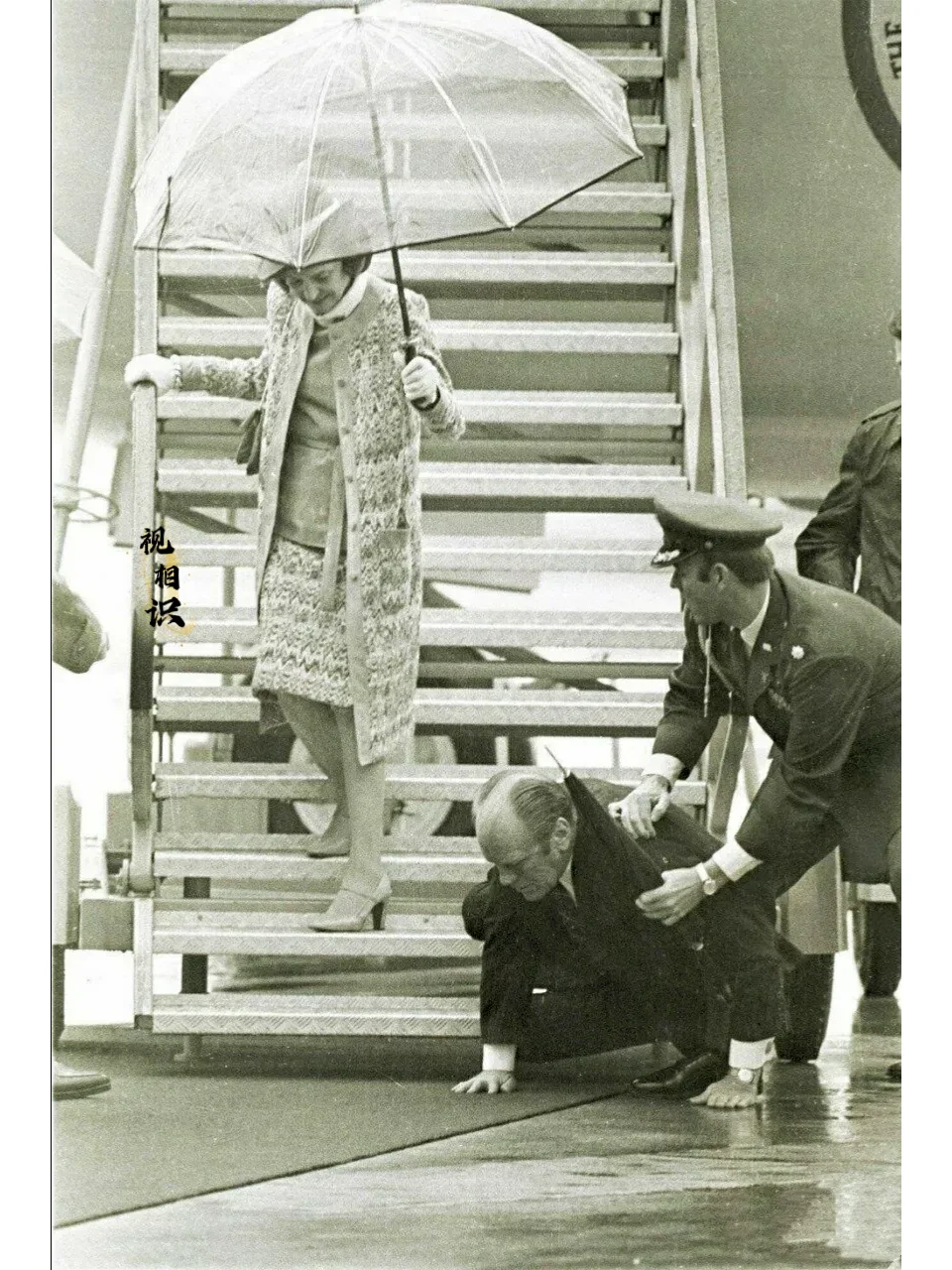 1975年，时任美国总统福特在出访时，走下飞机舷梯时不慎摔倒，从一旁他...