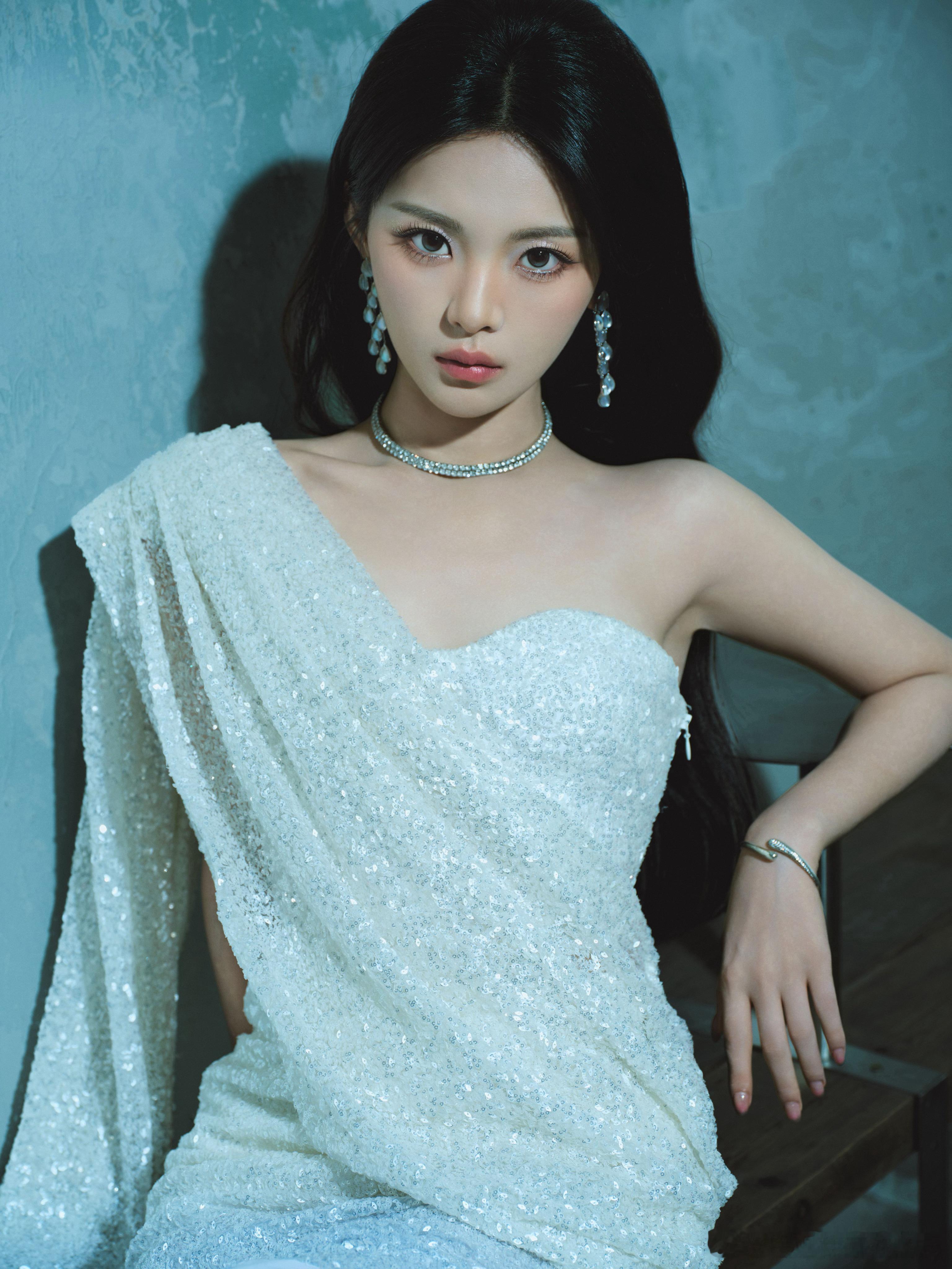 杨超越[超话]杨超越上台发现全是熟人局杨超越好美好有气质[哇][哇][哇] ​​