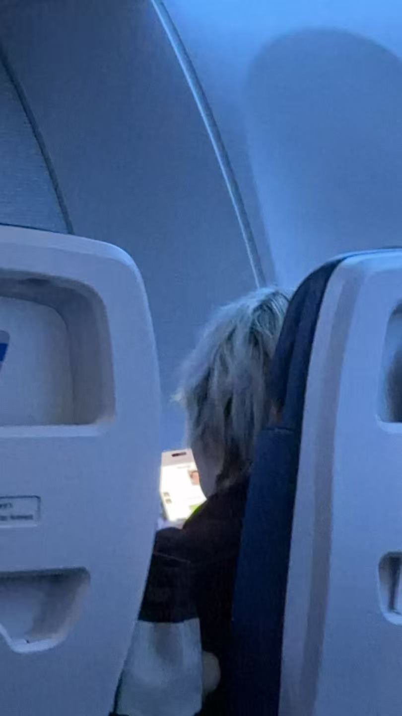 偷拍老板还被老板偷拍回去的很吵闹路程如何做到安静🤫空姐给我们三个个人发了拼图?