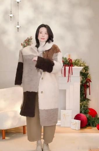 董洁第二场直播带货卖3000万，网友：她卖的衣服她自己穿都不好看这句话直接戳中这