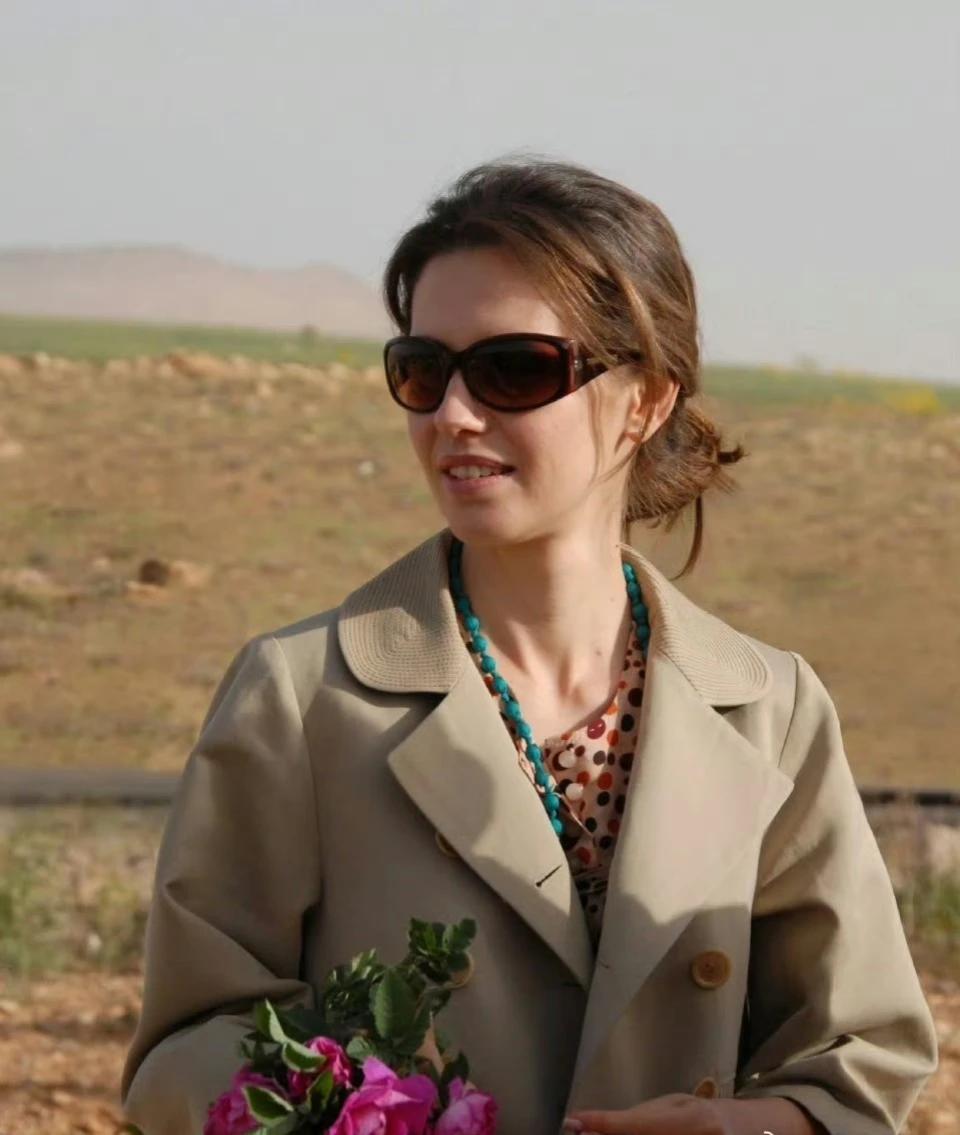 叙利亚第一夫人真的好有气质，
对比之下，
金建希笑起来就很不自然的感觉。
谁更好