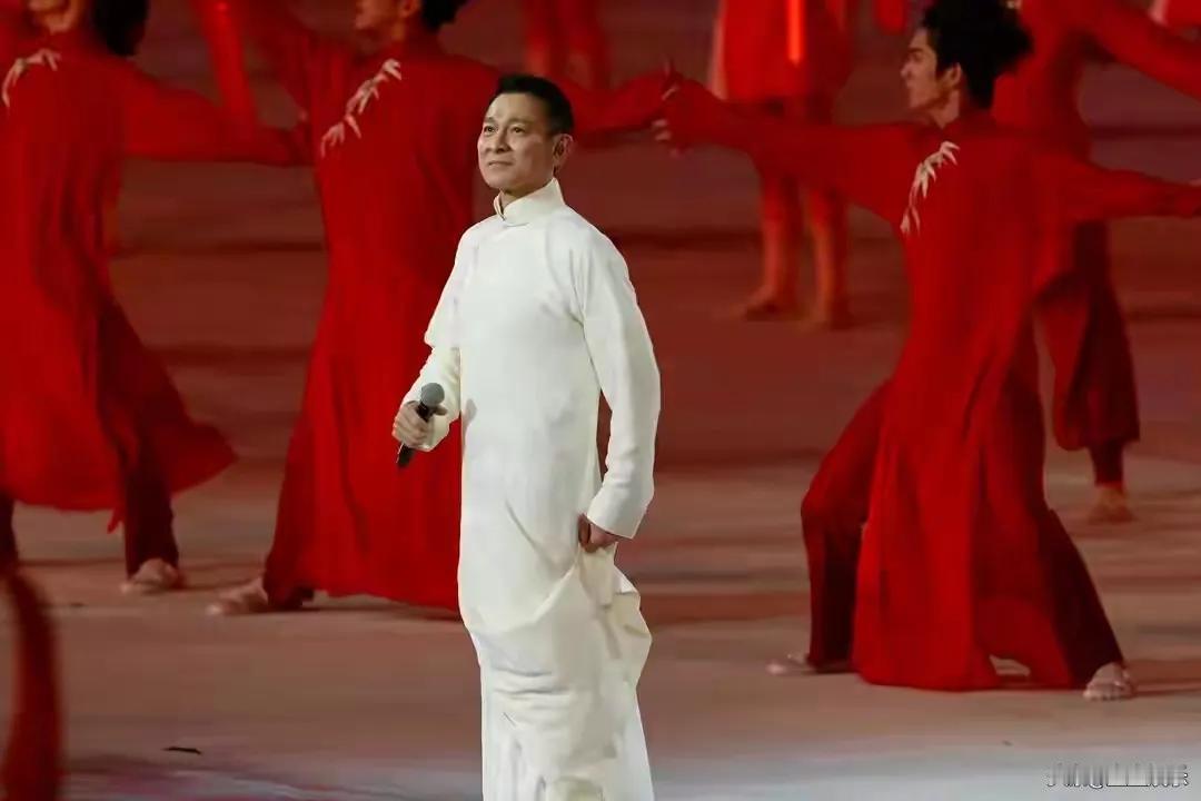 2025年11月9日，64岁的刘德华以一曲《中国人》点燃第十五届全运会开幕式，让