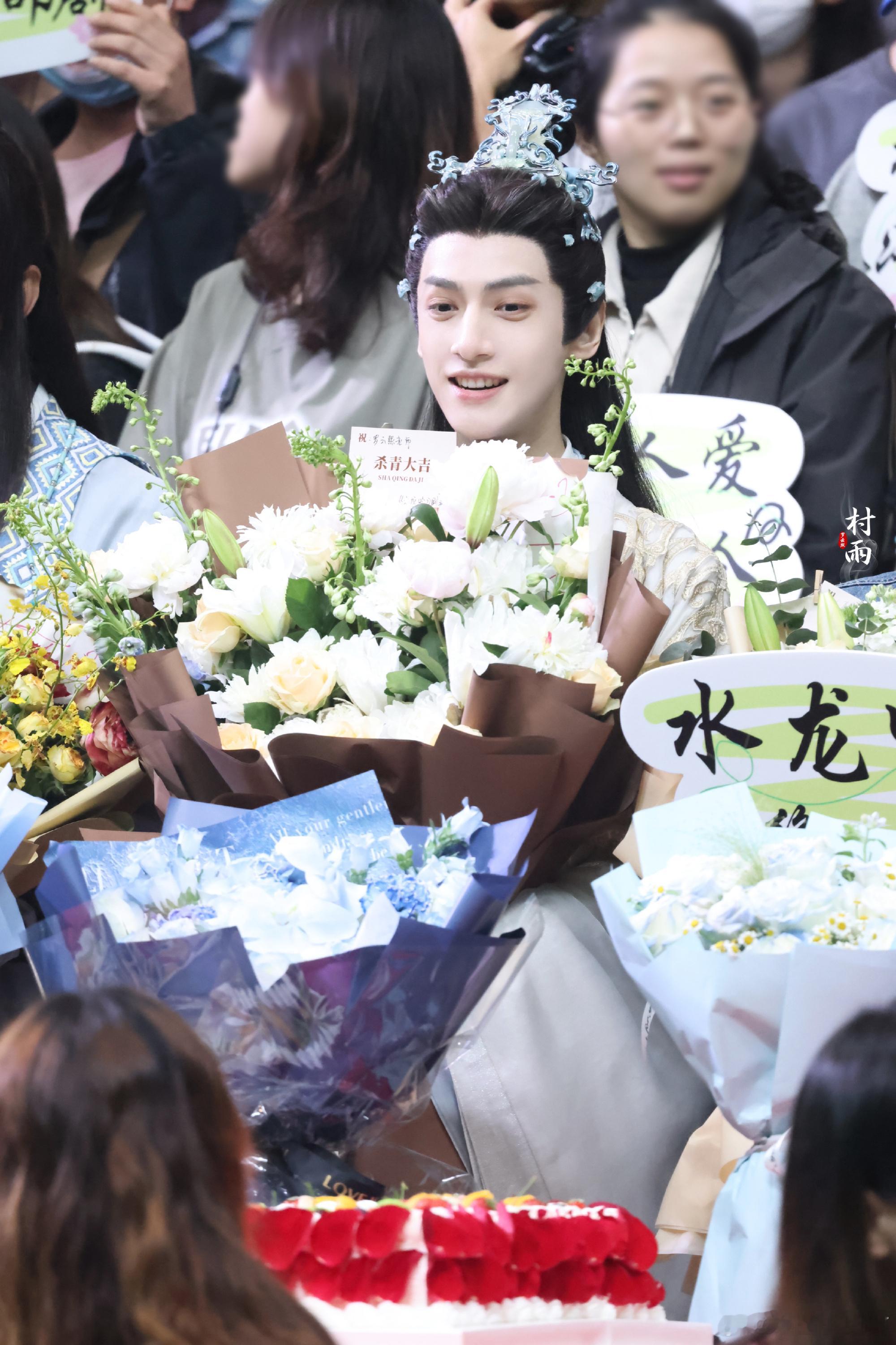 罗云熙水龙吟杀青请剧组喝奶茶吃点心 ​​​