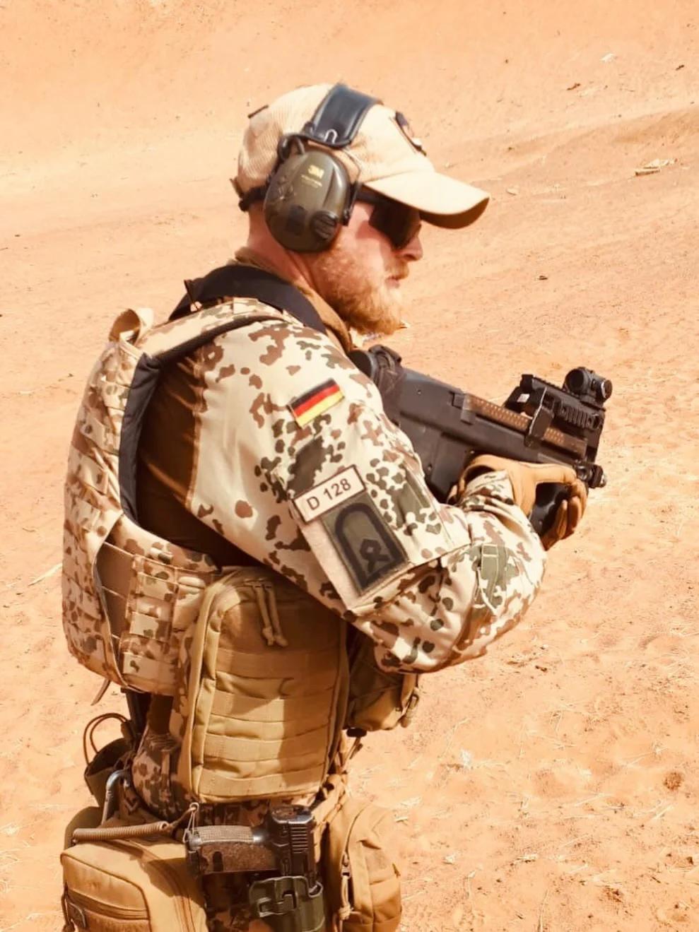 2020 年，德国士兵在马里使用法国配发的 FN P90 5.7x28 毫米个人