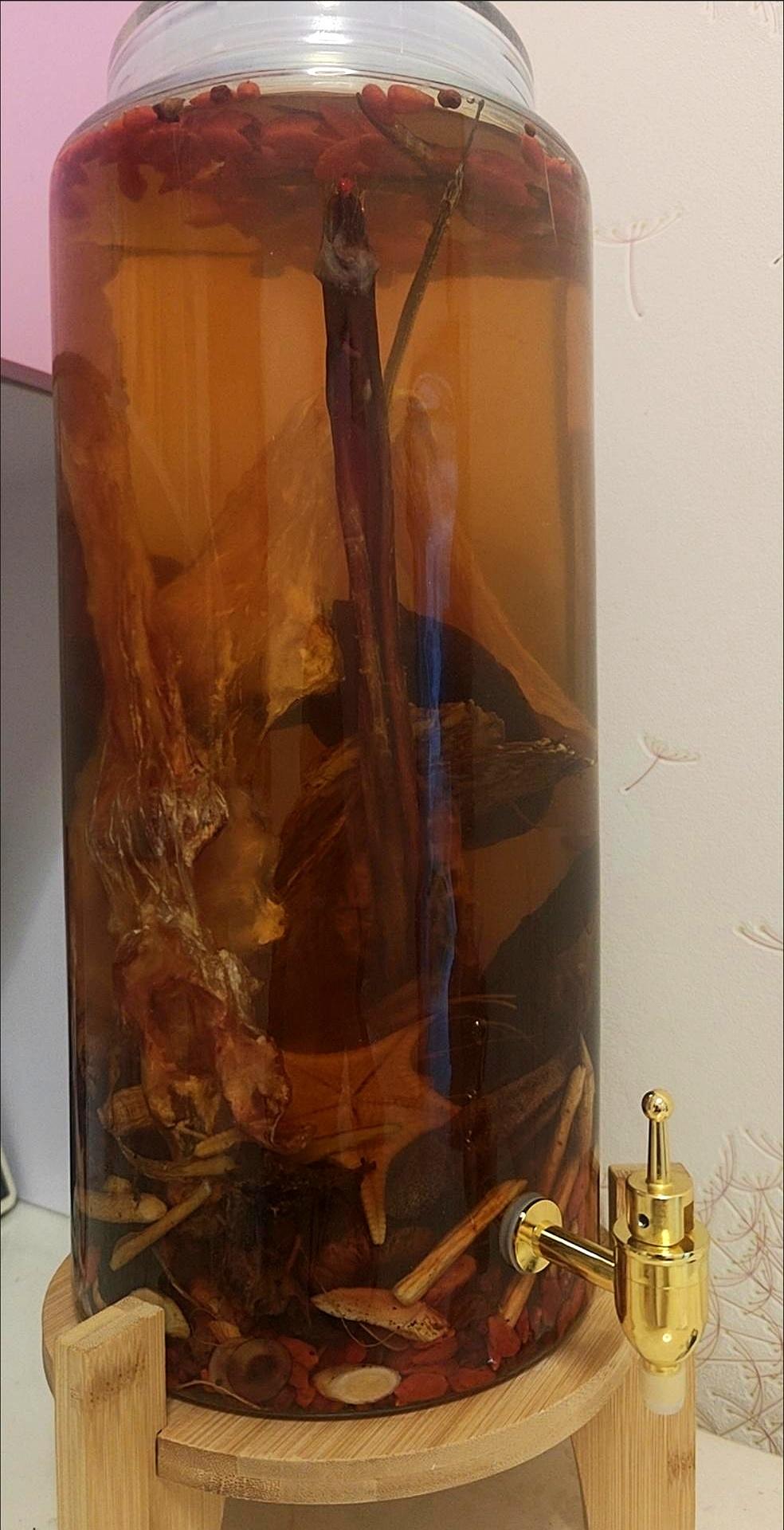 今天去闺蜜家，一进门我就被她家那坛“养生酒”吸引住了。
瓶子里泡着鹿鞭、肉苁蓉这
