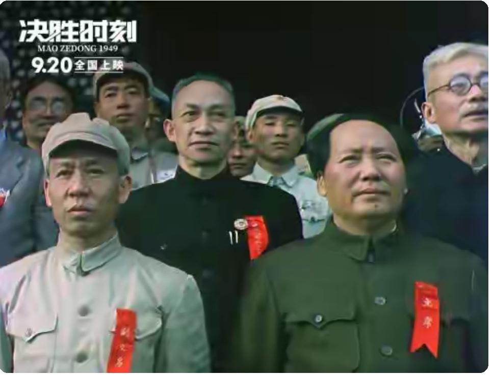 “毛主席万岁！”是响彻云霄的声音。村民们用行动呵护着这五个大字，打造出这么壮观的