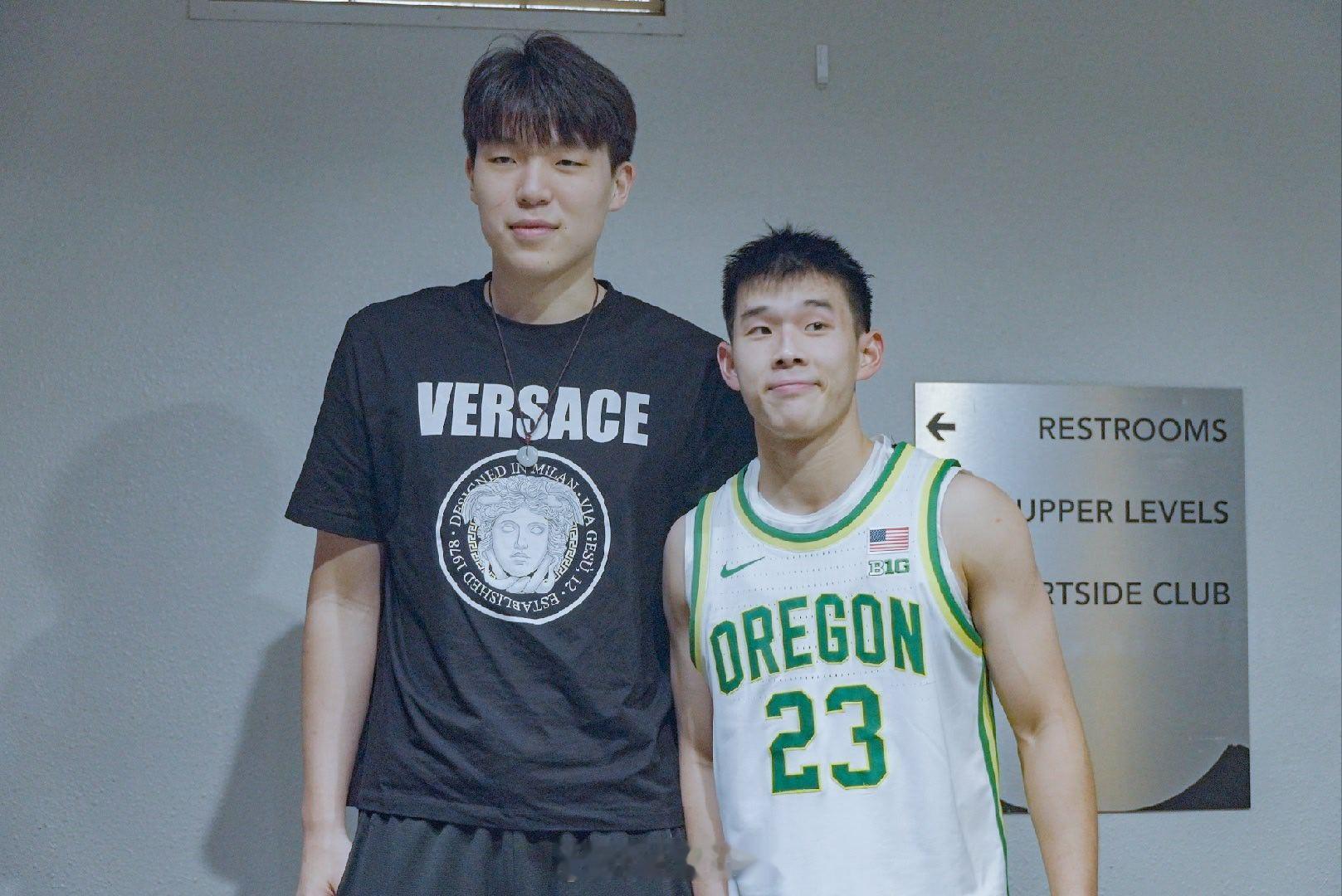 杨瀚森晒与林葳合影杨瀚森今天现场观看了林威的比赛，赛后两人合影互动。明天早晨十一