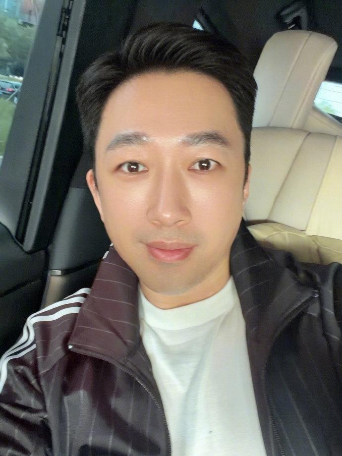 【于正回应不舒服】于正说我挺舒服的 5月26日，@于正 发文：每个人都有高低起伏