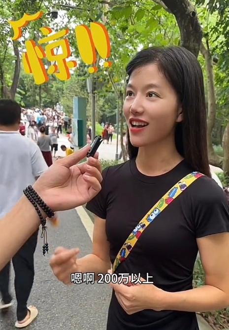扎心了！广州，一位单亲妈妈来到公园相亲角，接受博主采访时提出自己的择偶标准，要求