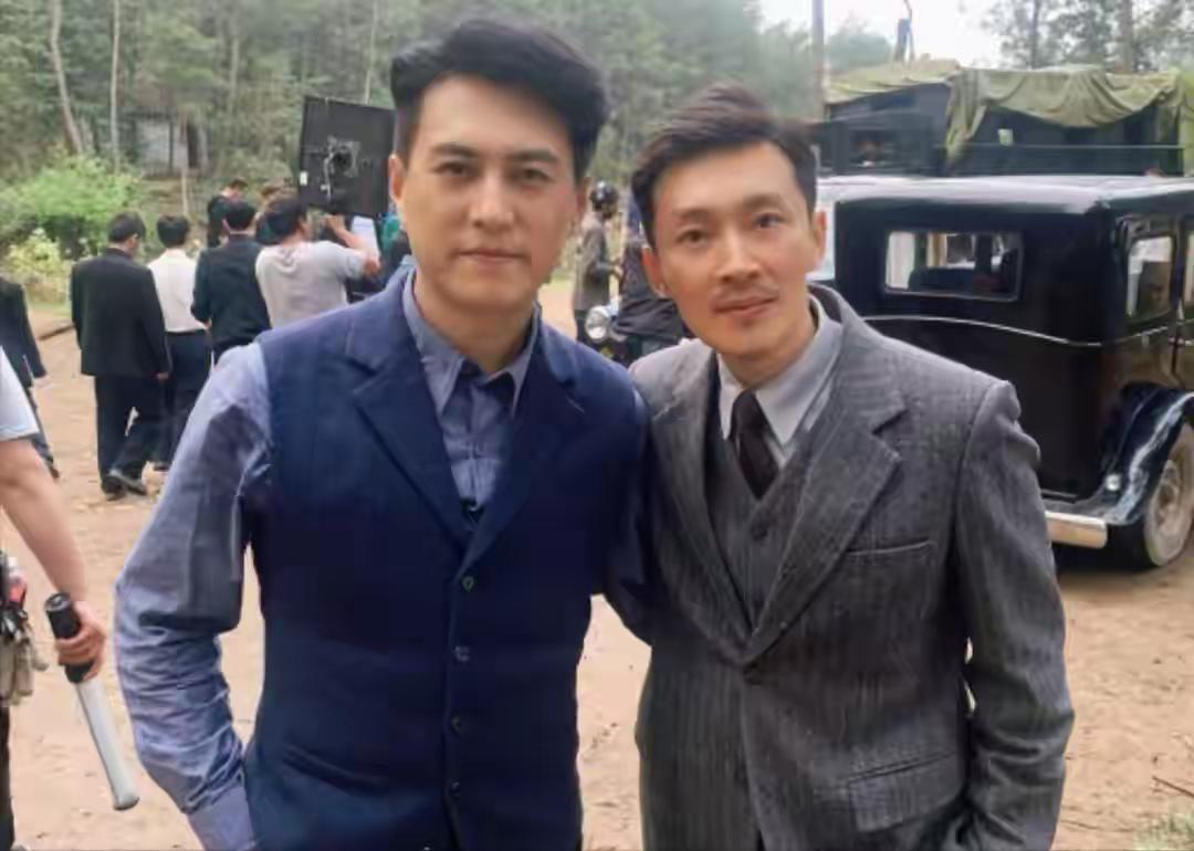 靳东旁边男的是谁？挺帅的