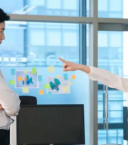 职场上最大的忌讳：和领导翻脸，闹僵了

无论什么样的领导
都不能意气用事

逞一