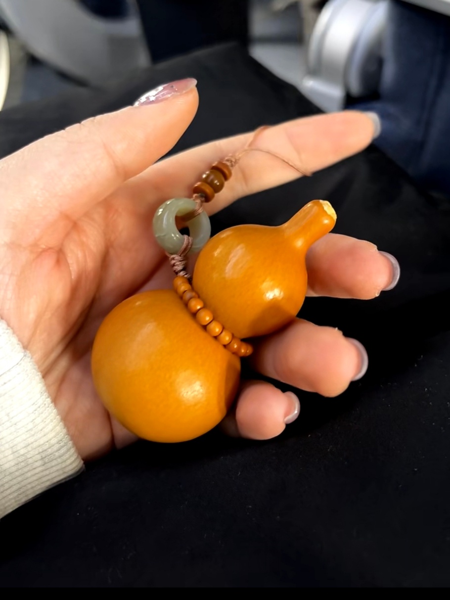 知足，不是得到的多，而是需求的少。现在的人，活得很拧巴。拼命赚钱，却买不来一个好
