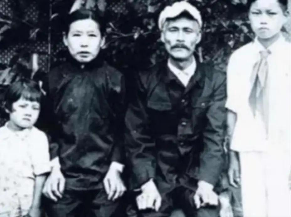 看到这句话，心里头像被什么东西狠狠堵了一下。四十年，整整四十年，就换来这么一句冷