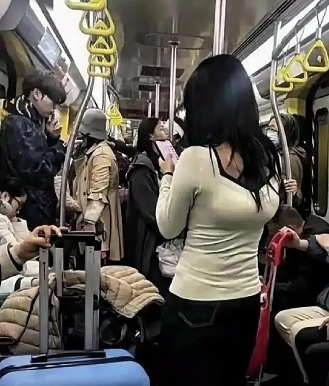 这种情况下，要不要好心提醒她，好像衣服穿反了？