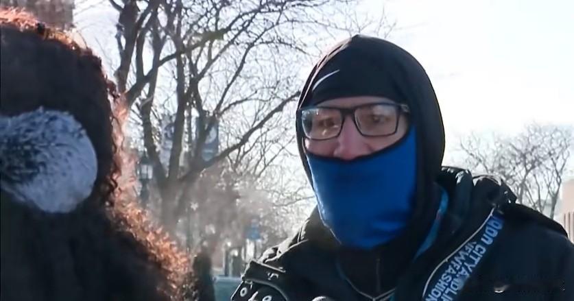 目击者描述:“他当时就在路边上走着，不知道从哪冒出来一群警察，直接扑上去和他扭打