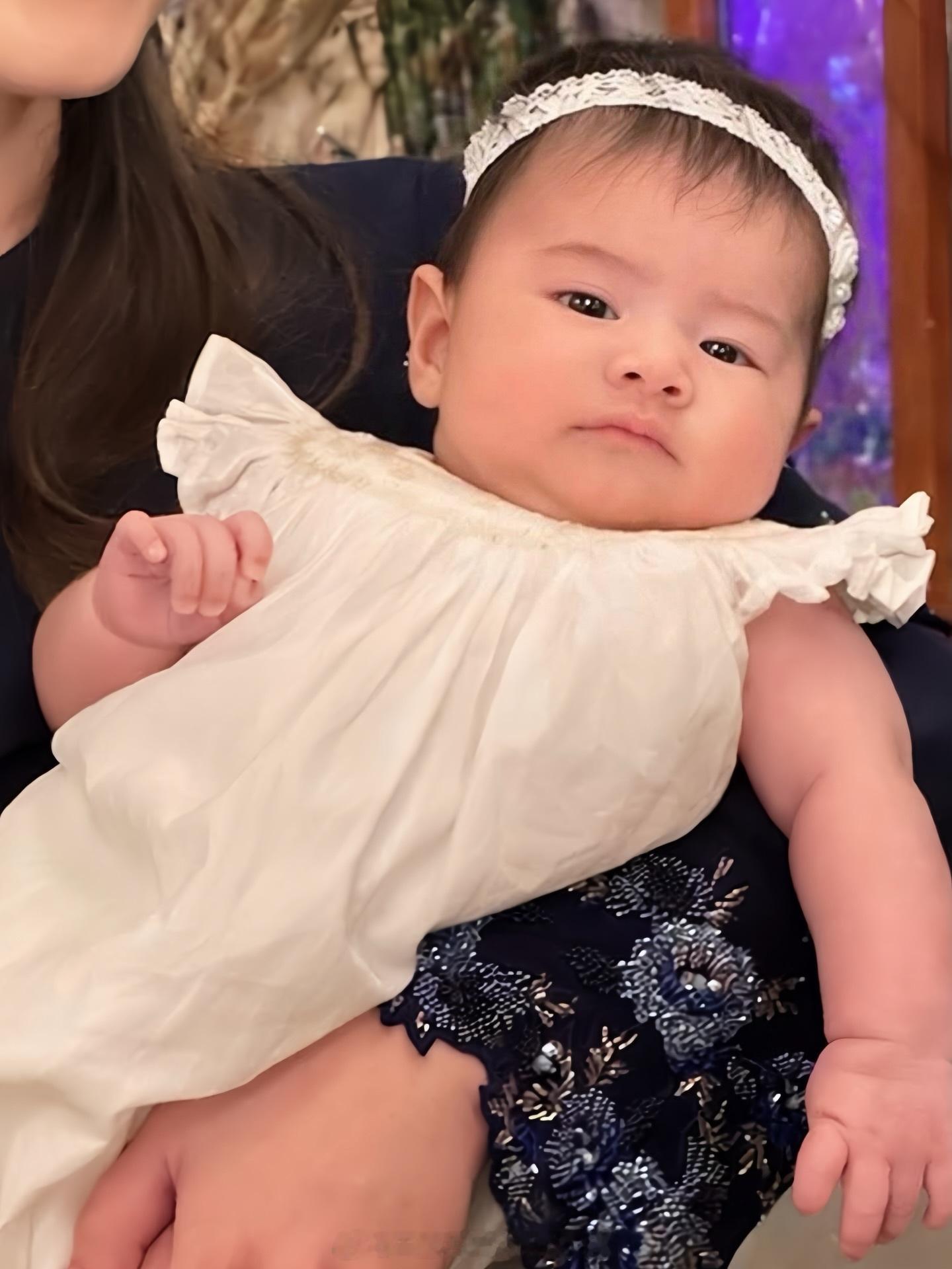 王室王室文莱王室 文莱苏丹去看孙女了，小妹纸真漂亮，这么小就可以看出是美人坯子而