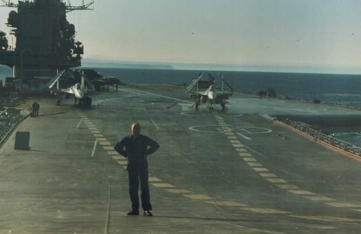 红海军一张“库兹涅佐夫海军上将”号重型载机巡洋舰的甲板照片，摄于摩尔曼斯克州的捷