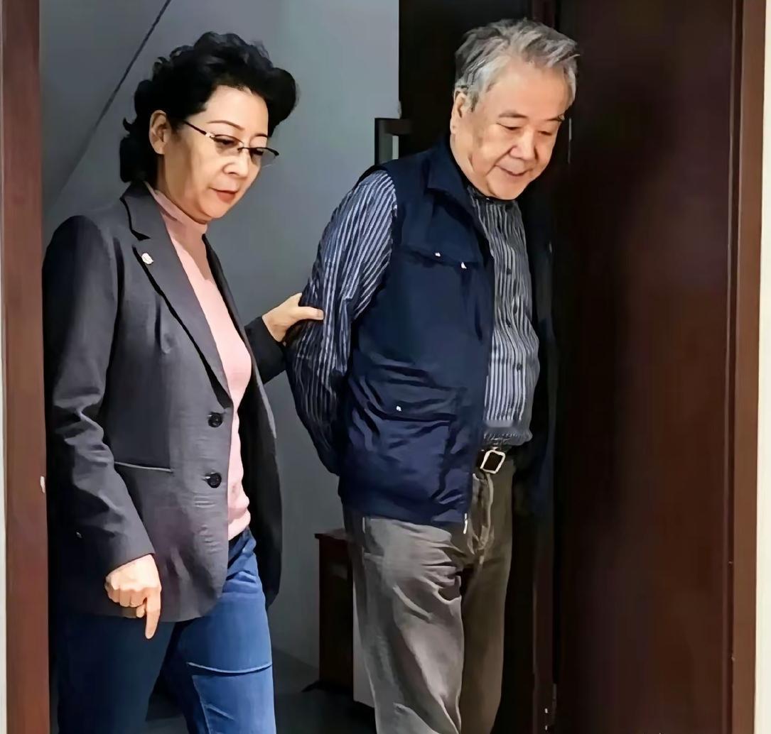 这一幕看着太暖心了❤️
歌唱家关牧村挽着老伴江泓，慢悠悠缓步出门。
褪去舞台上耀